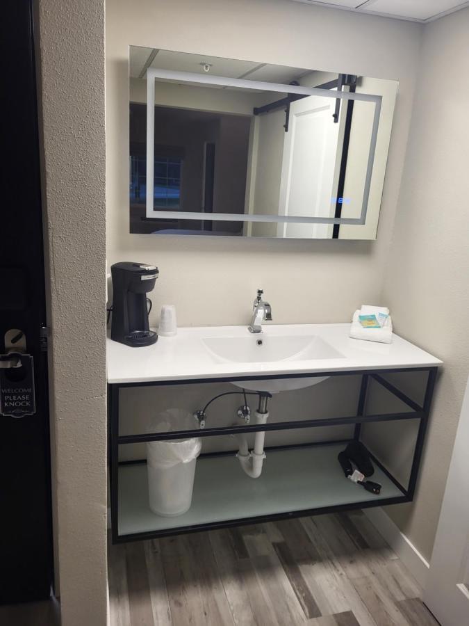 Waverly Red Fox Inn And Suites מראה חיצוני תמונה
